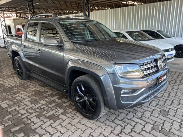 VOLKSWAGEN - AMAROK - 2017/2018 - Cinza - R$ 145.900,00