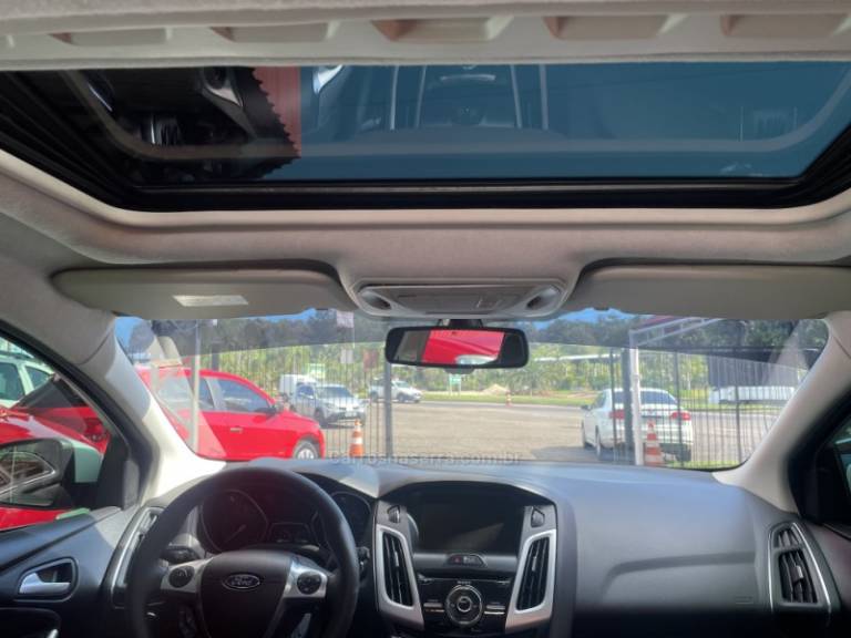 FORD - FOCUS - 2014/2015 - Branca - R$ 62.900,00