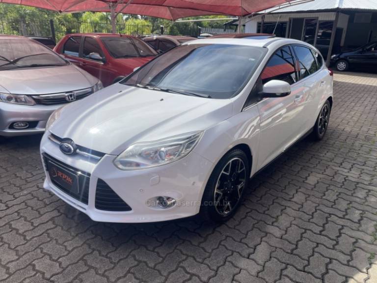 FORD - FOCUS - 2014/2015 - Branca - R$ 62.900,00