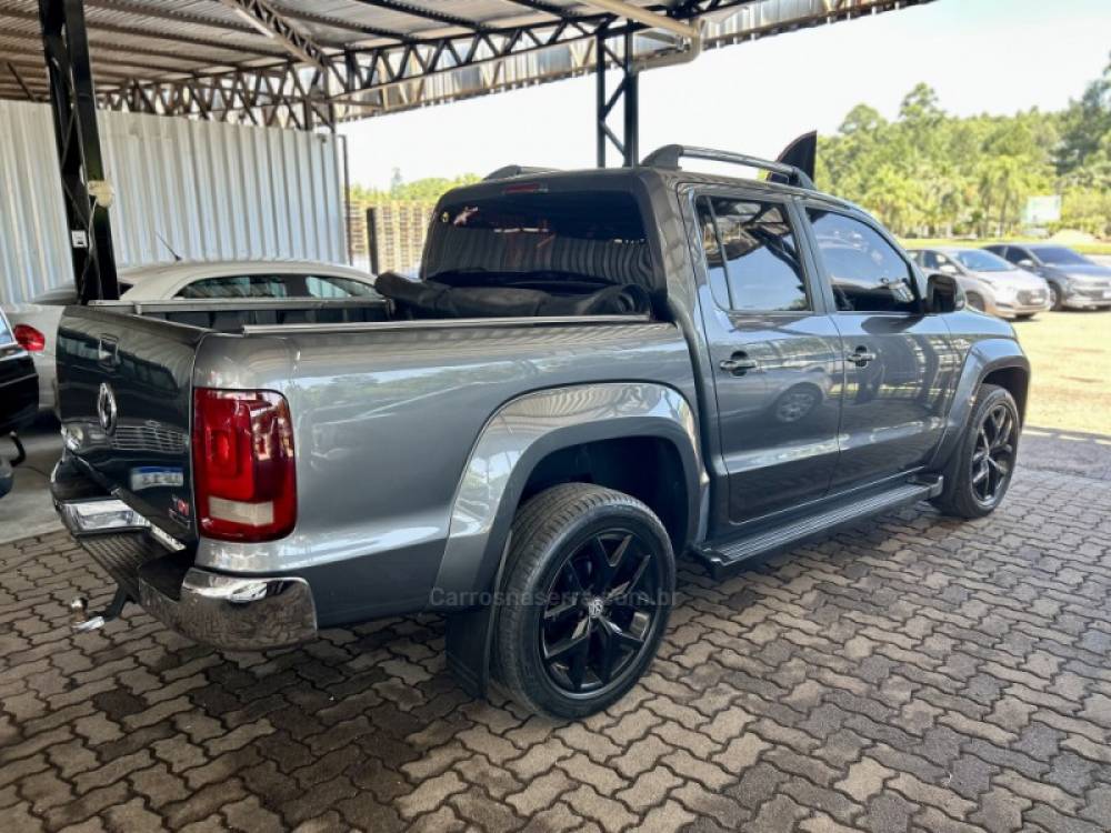 VOLKSWAGEN - AMAROK - 2017/2018 - Cinza - R$ 145.900,00