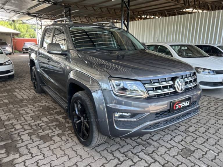 VOLKSWAGEN - AMAROK - 2017/2018 - Cinza - R$ 145.900,00
