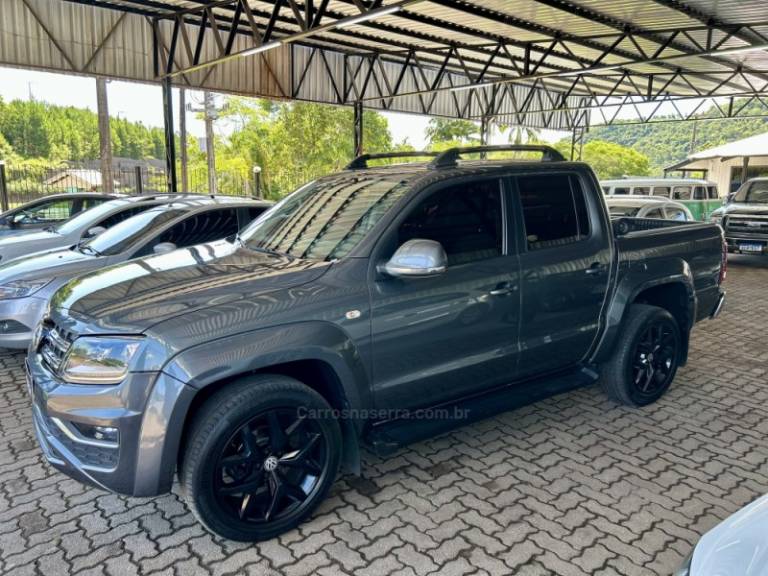 VOLKSWAGEN - AMAROK - 2017/2018 - Cinza - R$ 145.900,00
