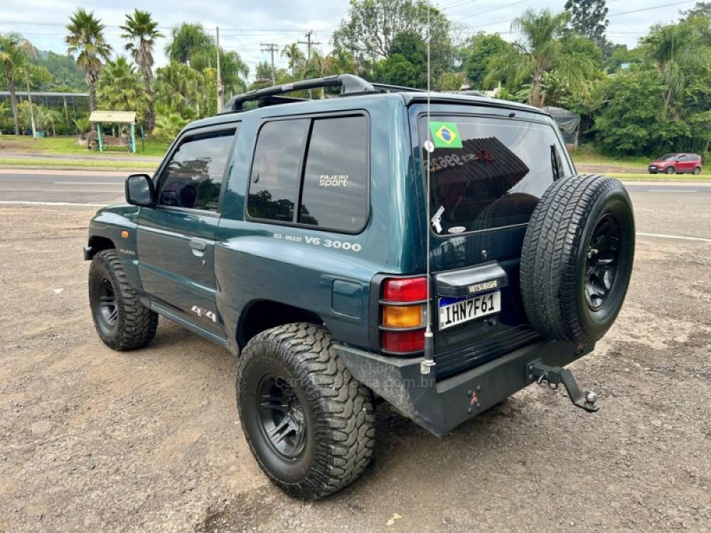 MITSUBISHI - PAJERO - 1997/1998 - Verde - Sob Consulta