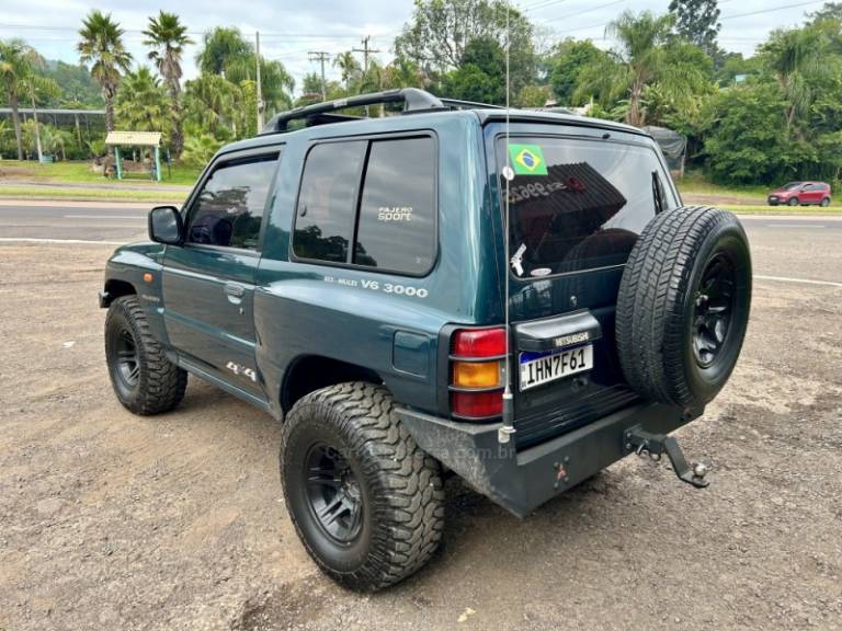 MITSUBISHI - PAJERO - 1997/1998 - Verde - Sob Consulta
