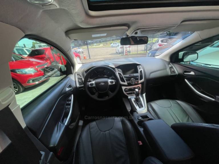 FORD - FOCUS - 2014/2015 - Branca - R$ 62.900,00