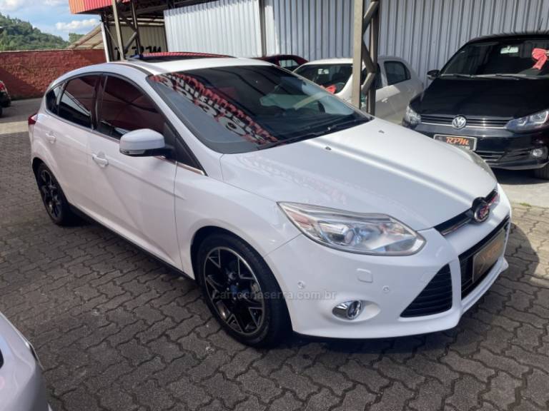 FORD - FOCUS - 2014/2015 - Branca - R$ 62.900,00