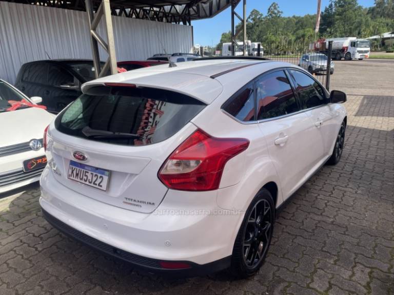 FORD - FOCUS - 2014/2015 - Branca - R$ 62.900,00